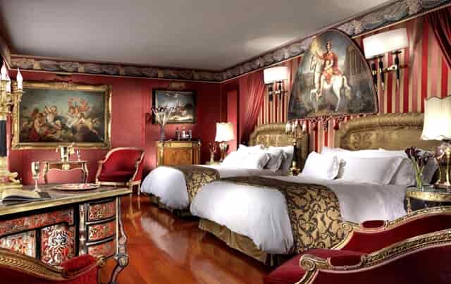 梦见自己和丈夫睡在路中间